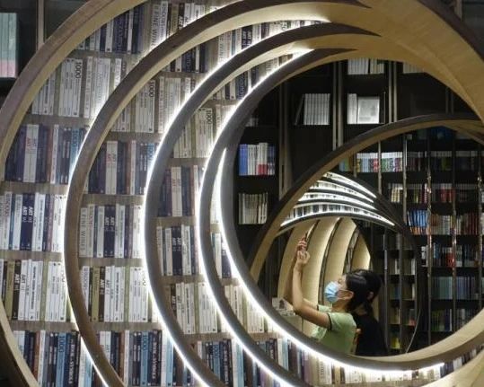 24小时书店最美书店越来越多，实体书店的机会来了吗？