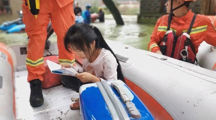 安徽被救援小女孩救生艇上不忘读书 网友：真棒！加油！