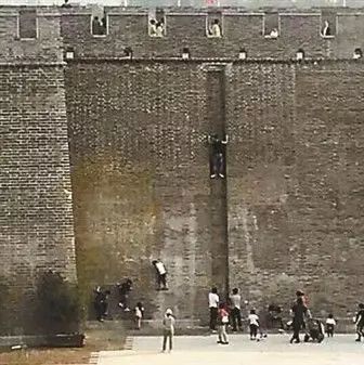 古城墙成攀岩墙：孩子攀爬 家长拍照