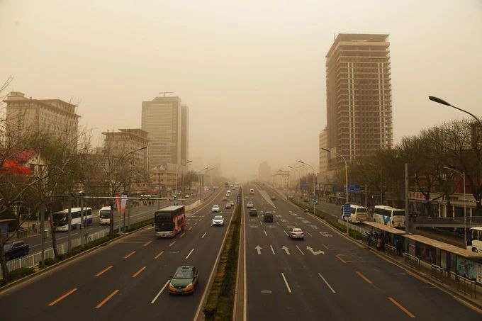 沙尘开始影响北京！门头沟已昏黄一片，海淀昌平下雨了