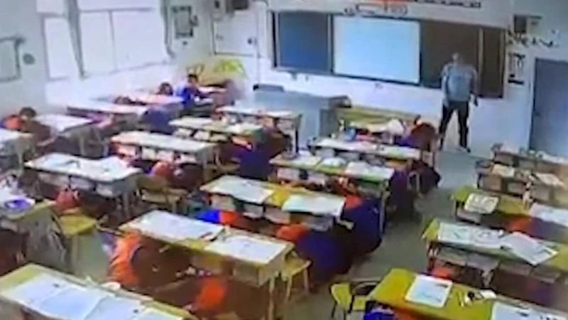 地震瞬间昆明中学生1秒抱头避震，网友：教科书式疏散