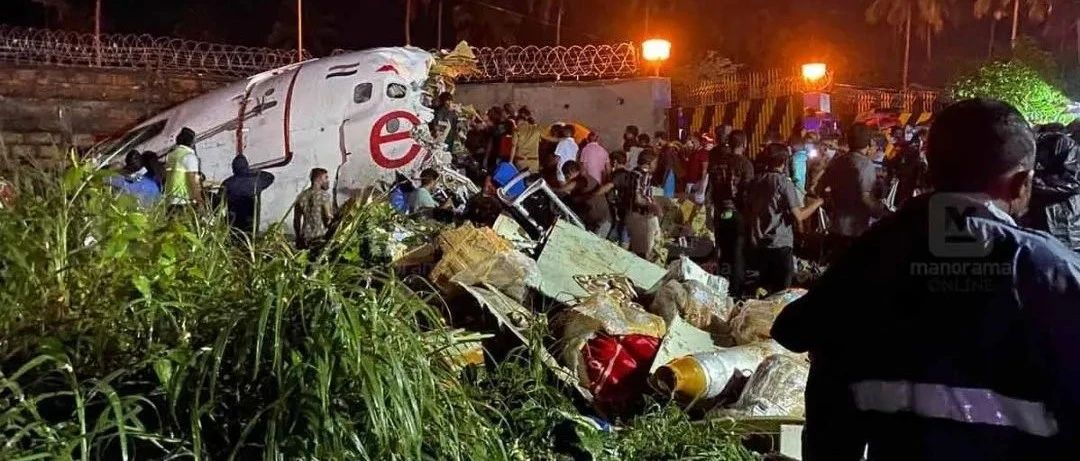8点见印度航空一架客机降落时冲出跑道，已致17人死亡