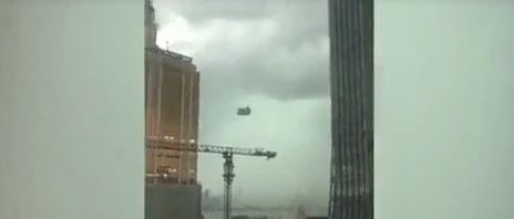 8点见武汉暴雨工地吊篮撞向高楼，篮内2名工人遇难