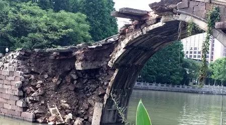 今天凌晨杭州一座百年老桥发生断裂，系杭州市重点文物保护单位！