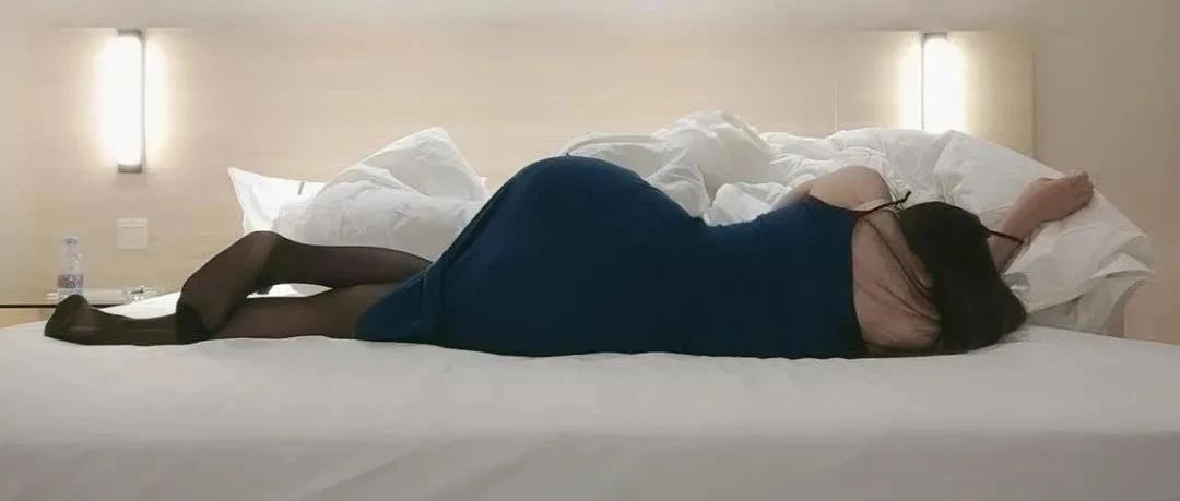 为什么酒店床上都放很多个枕头？