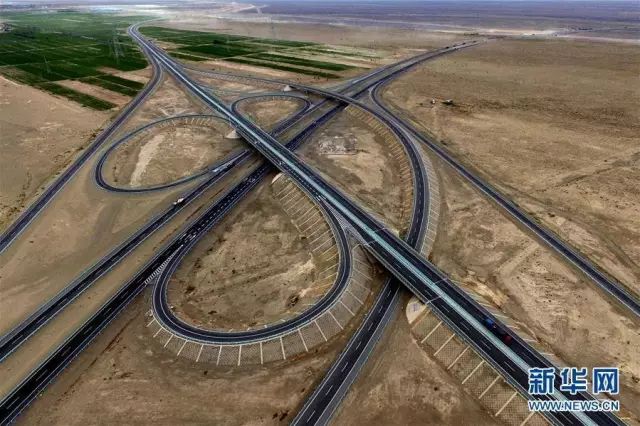 重磅穿戈壁过沙漠！这条高速公路今天通车！又一世界纪录！