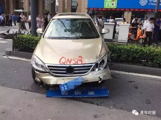 杭州一孕妇乱停车，保安好心帮她挪车，结果没想到，这下出事了！