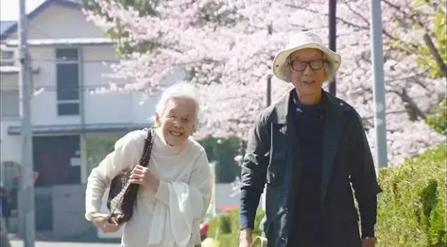 90岁的他，亲手建造一个600多平米的菜园，只为完成对妻子一生的承诺