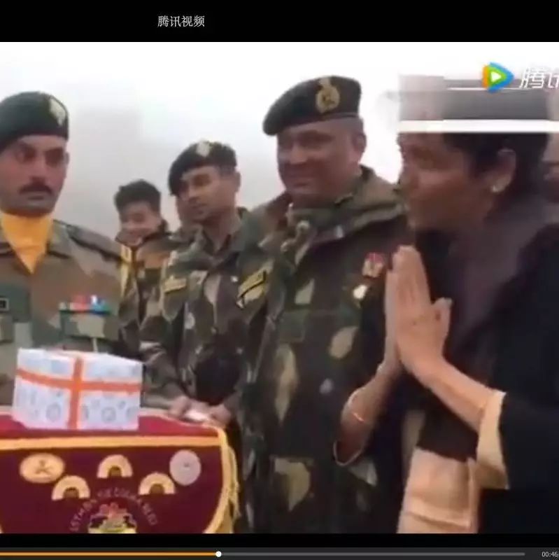 印度国防部长在中印边界向解放军军官行了一个礼！