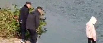 安徽一17岁女生在警察注视下投河溺亡？派出所：警察不是超人，尽力了