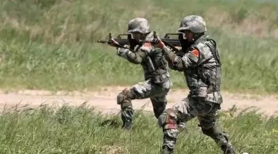 专业分析班公湖解放军士兵侧踹印度士兵的动作！