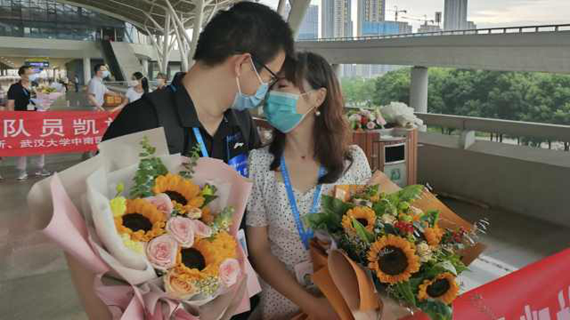 湖北援京医疗队返鄂，战疫夫妻高铁站台上庆祝结婚10周年