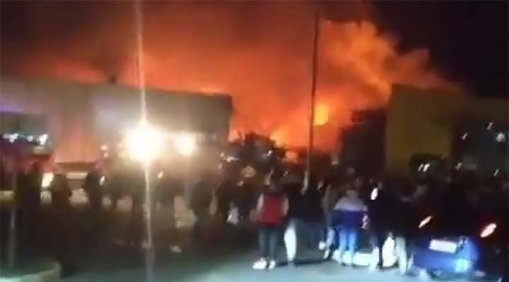 现场！俄罗斯一购物中心发生火灾 大火吞噬大楼屋顶浓烟滚滚